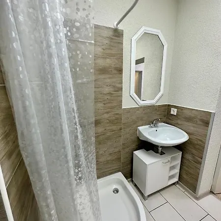 Neuwertiges Mit Schnellem Wlan, Glasfaser, Kostenlose Privatparkplatz Auch Fuer Transporter Geeignet R2 Appartement *